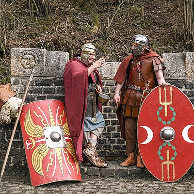 Zwei Römer bei einer Pause am Grünen Pütz in Nettersheim