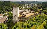 Luftaufnahme der Burg Reifferscheid im Sommer
