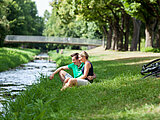 Ein junges Paar macht Radlerpause am Ufer der Erft.