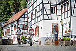 Radfahrer im historischen Zentrum von Blankenheim