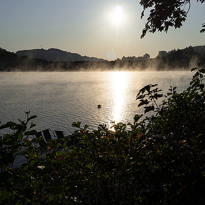Blick auf den Kronenburger See in Morgenstimmung