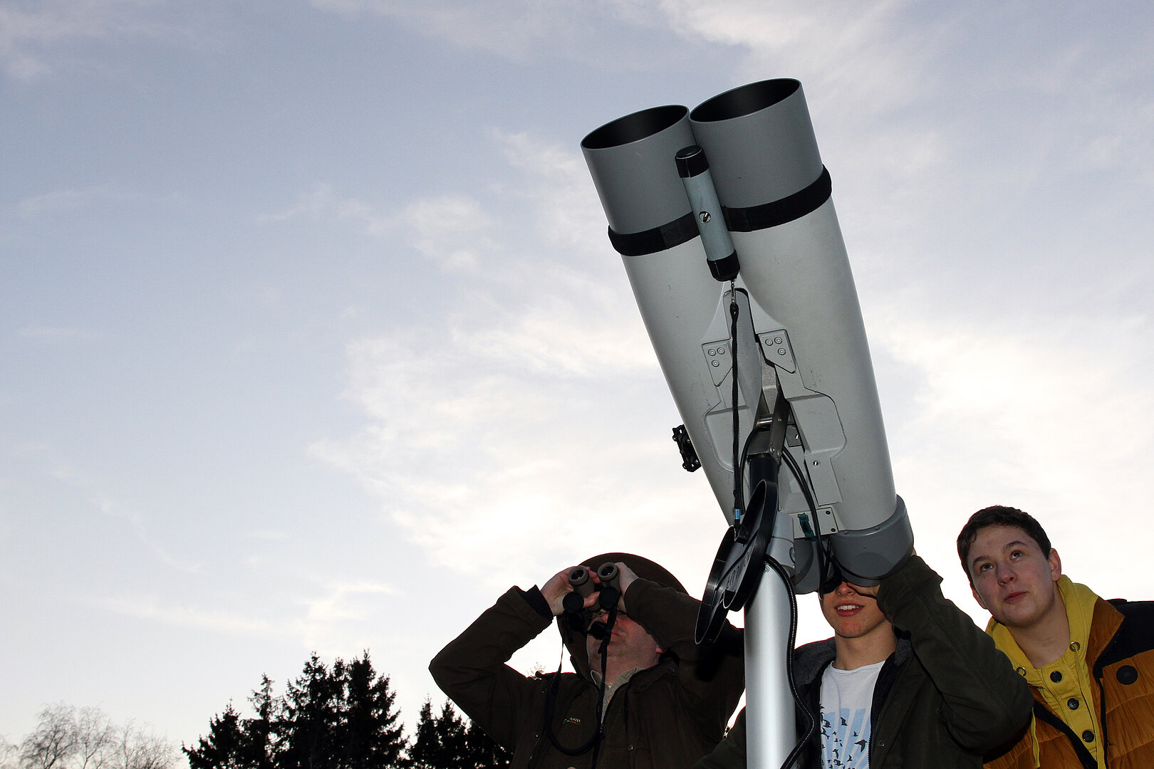 Nachtschwärmer betrachten den Eifeler Nachthimmel durch ein Teleskop