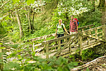 Wanderpaar unterwegs auf dem Wildnis-Trail im Nationalpark Eifel