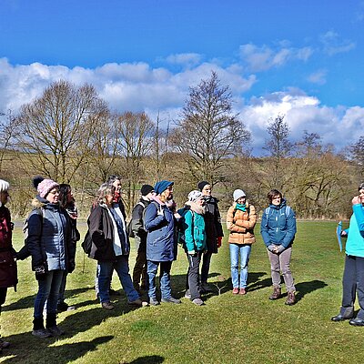 Gruppe hört einem Referenten zu, der den Archäologischen Landschaftspark erklärt