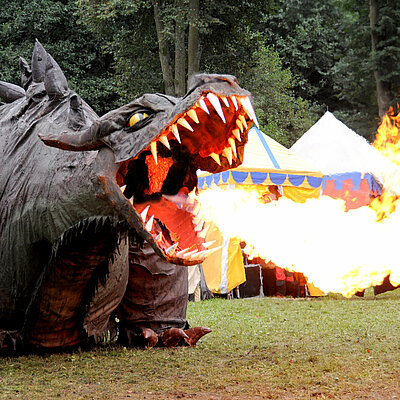 Auf dem Drachenfest im Seepark Zülpich speiht ein Drache Feuer.