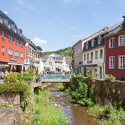 Fußgängerzone von Bad Münstereifel mit historischen Häusern