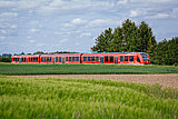 Zug der Deutschen Bahn auf dem Weg in die Eifel