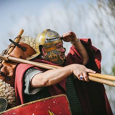 Ein Römer wandert auf der ersten Etappe von Nettersheim nach Kall