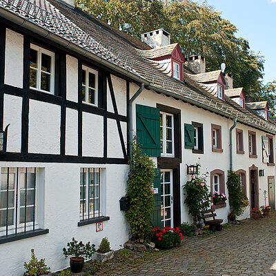 Fachwerkkulisse im historischen Burgort Kronenburg