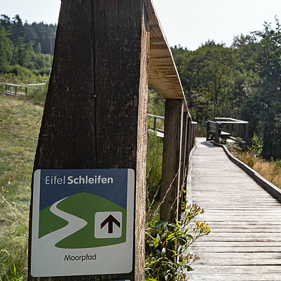 Markierungszeichen auf der EifelSchleife Moorpfad