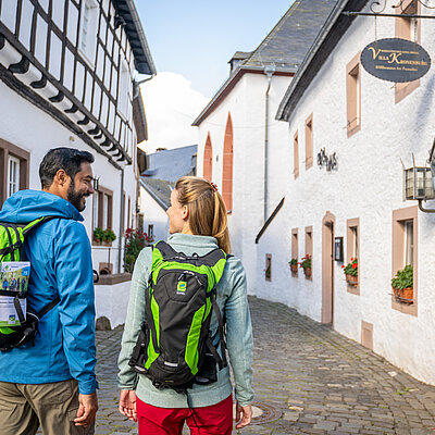 Wanderer schlendern durch den Burgort Kronenburg