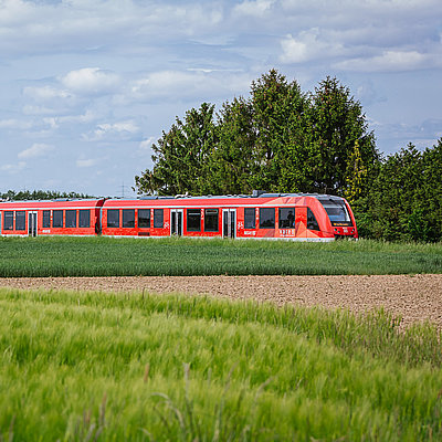Blick auf einen Zug der Deutschen Bahn auf der Eifelstrecke Köln-Trier