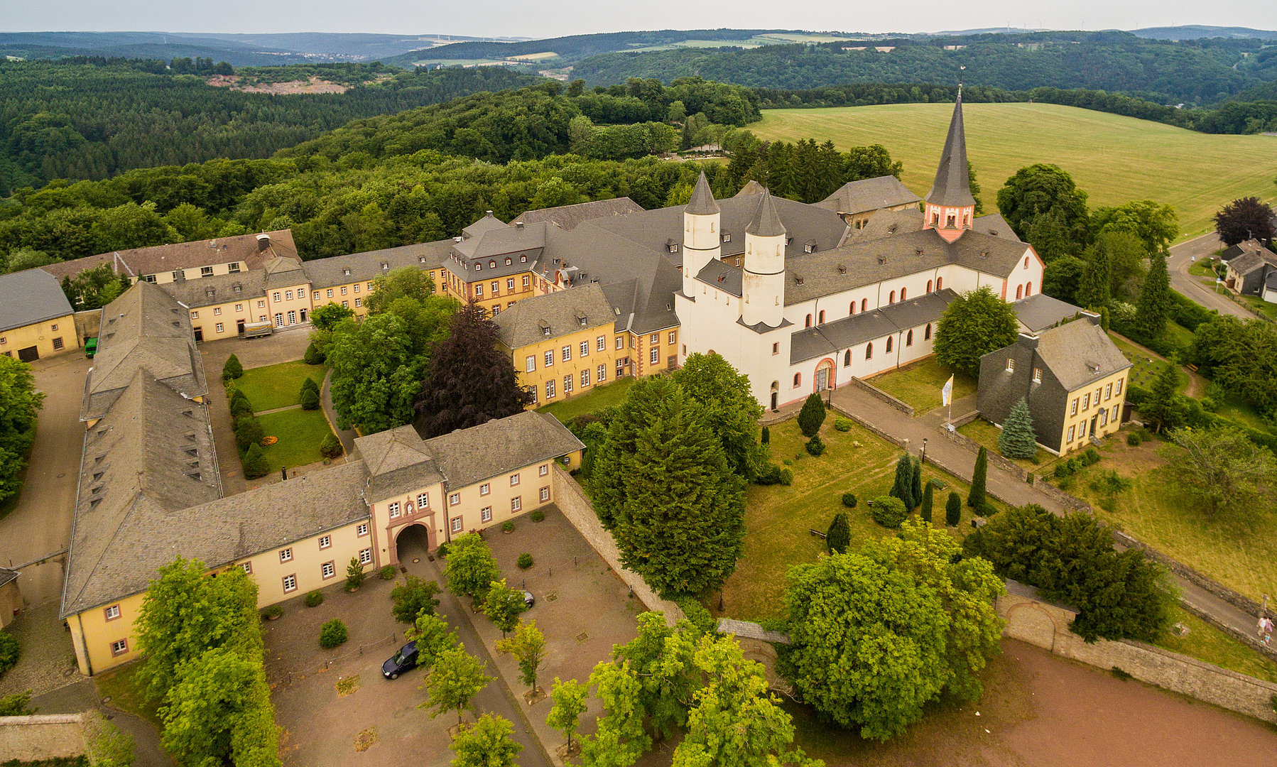 Blick auf die Basilika und das Kloster Steinfeld