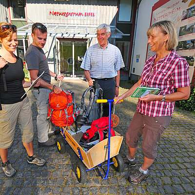 Wandergruppe startet am Naturzentrum Eifel