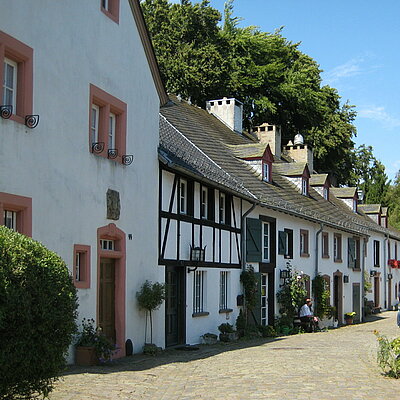 Fachwerkhäuser im historischen Burgort Kronenburg im Sonnenschein