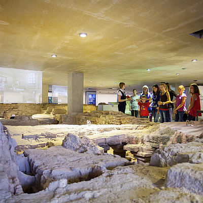 Gruppe vor römischer Thermen Ausgrabung