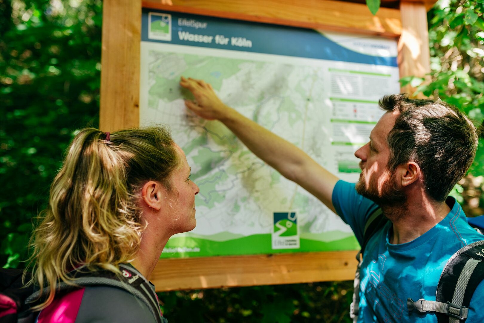 Wanderer an einer Informationstafeln auf den EifelSchleifen und EifelSpuren