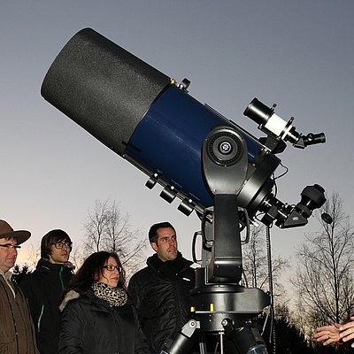 Gruppe zur Himmelsbeobachtung an der Astronmiewerkstatt 