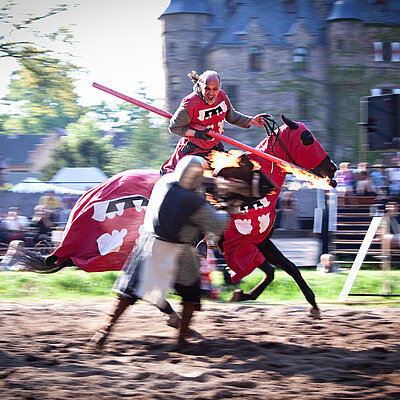 Zwei verkleidete Ritter kämpfen bei einem Schaukampf vor Burg Satzvey