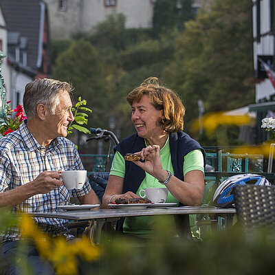 Ehepaar bei einer Einkehr in Bad Münstereifel