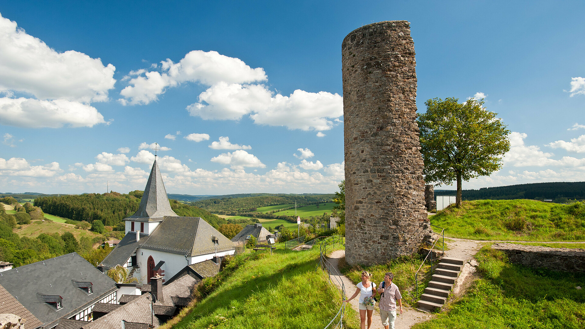 Blick auf den historischen Burgort Kronenburg