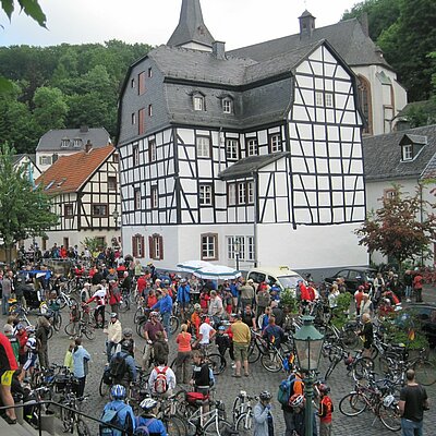 In dem historischen Ortskern von Blankenheim versammelt siche ine Masse an Radfahrenden