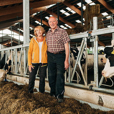 das Ehepaar Thelen steht vor ihren Kühen im Kuhstall