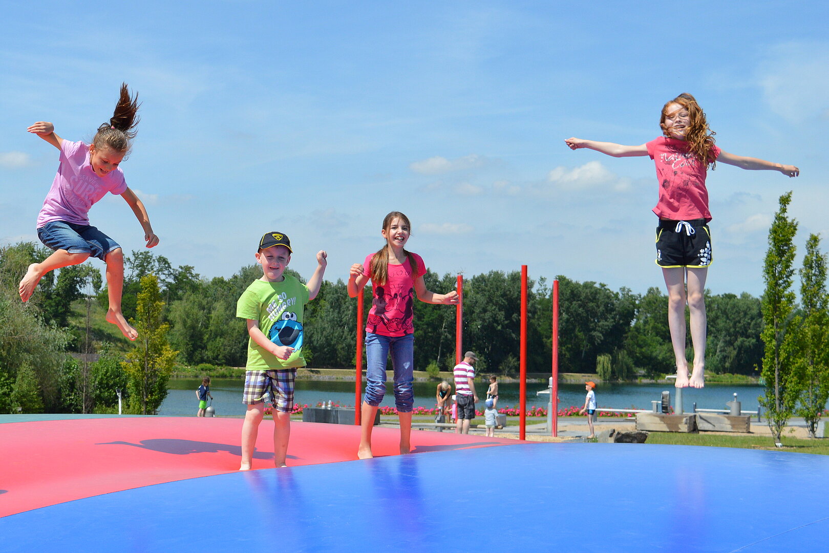 Kinder hüpfen auf einem riesen Trampolin am ehemaligen Landesgartenschau Gelände