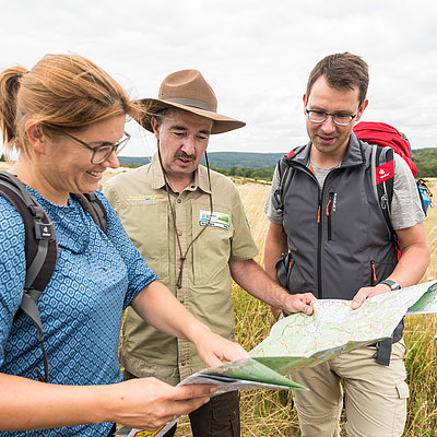Wandrer im Gespräch mit einem Ranger des Nationalparks Eifel