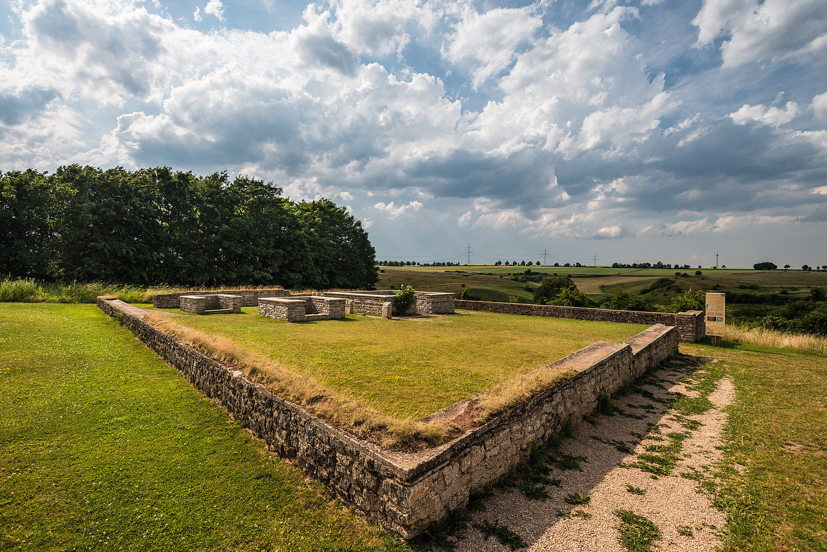 Blick auf die Überreste der Görresburg im Archäologischen Landschaftspark Nettersheim