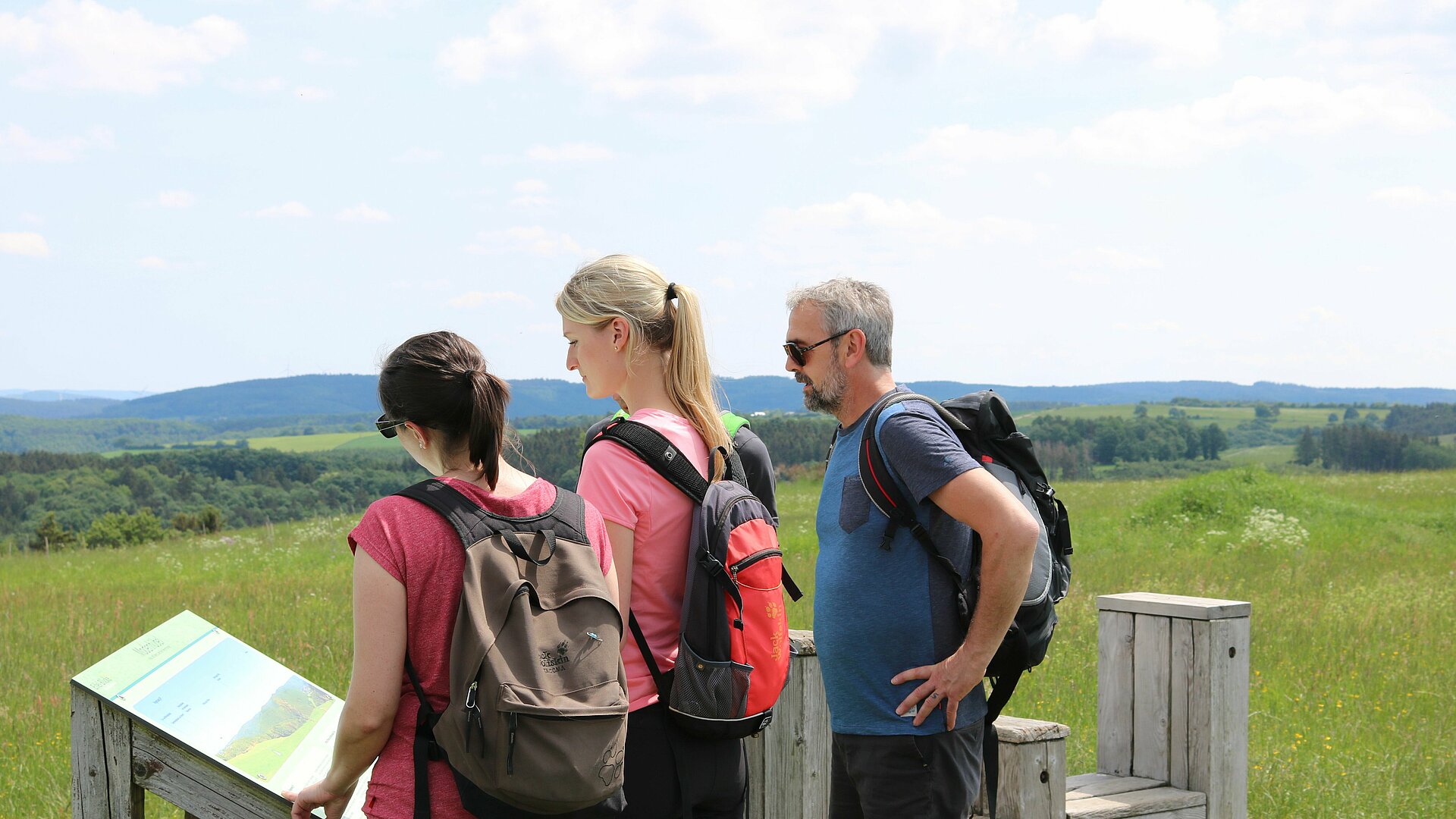 Wanderer pausieren am Eifel-Blick Modenhübel auf der Rur-Olef-Route