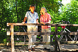 Ein Paar steht mit Rädern auf der Brücke an der Quelle der Erft.