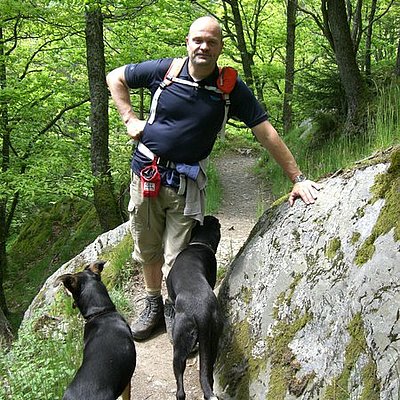 Wanderer mit seinem Hund auf dem Eifelsteig
